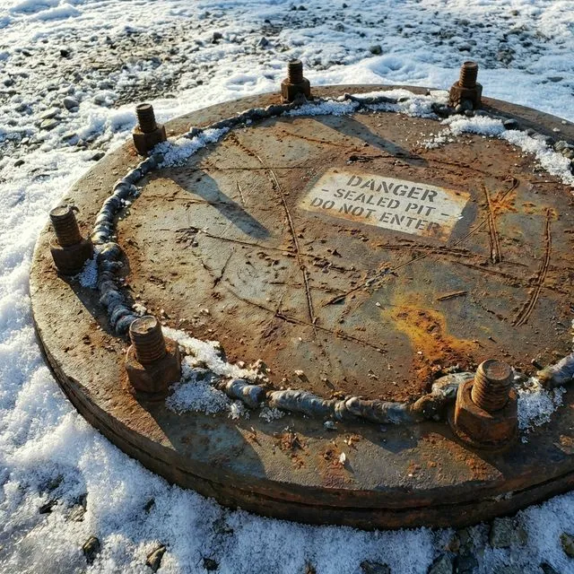 Tapa de metal oxidada del Pozo de Kola