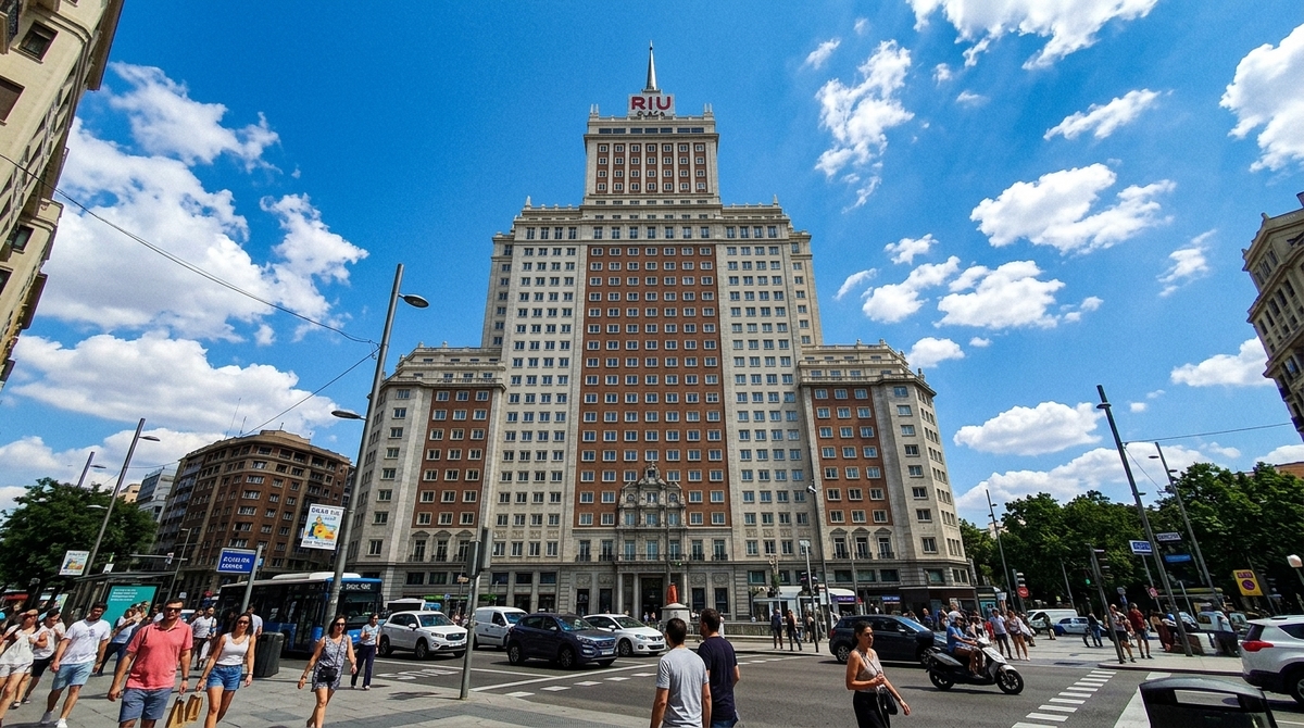 La vista desde el Círculo de Bellas Artes: Un clásico atemporal sobre la confluencia de Alcalá y Gran Vía